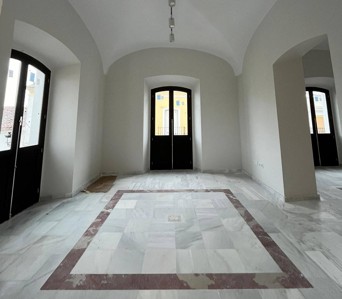 Plano y detalles interiores de una de las salas.