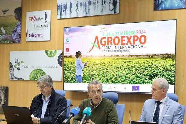 Miguel García (i) en la mesa presidencial en Agroexpo.