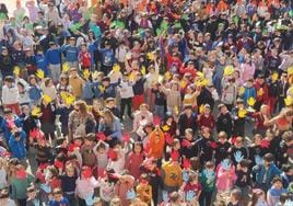 Muchos niños alzaron sus manos de colores en favor de la paz.