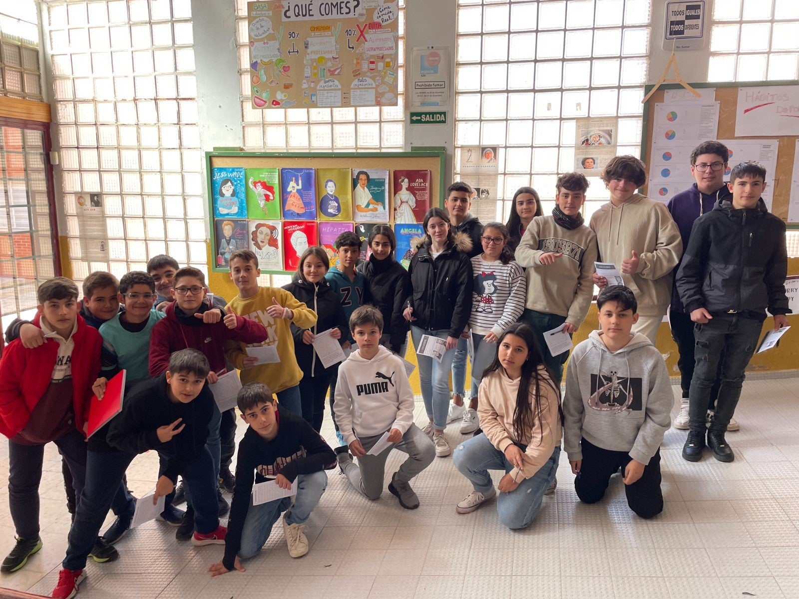 Foto de familia en el vestíbulo del instituto de Guareña.