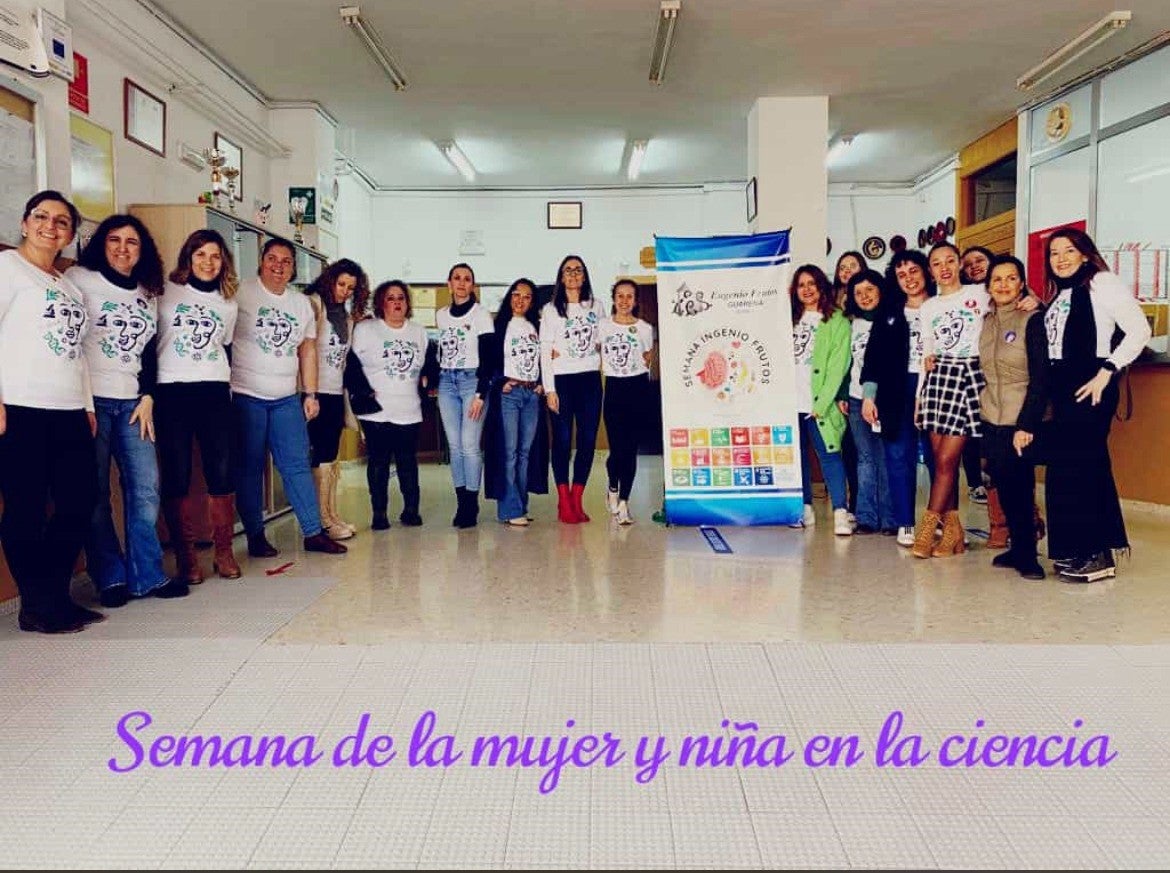 Foto de familia de profesoras del IES Eugenio Frutos.