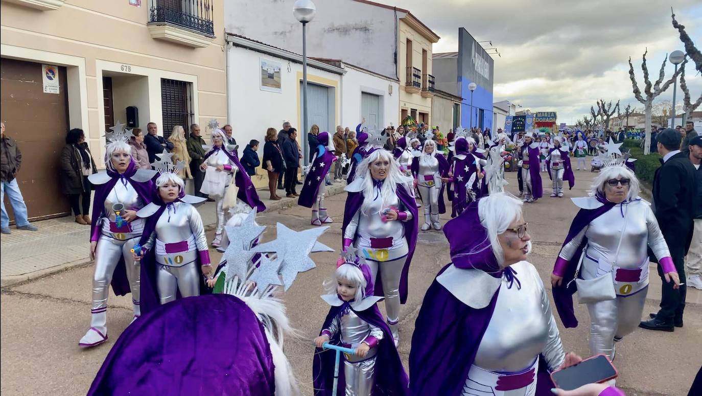 Salida de agrupaciones por la calle Alberquilla.