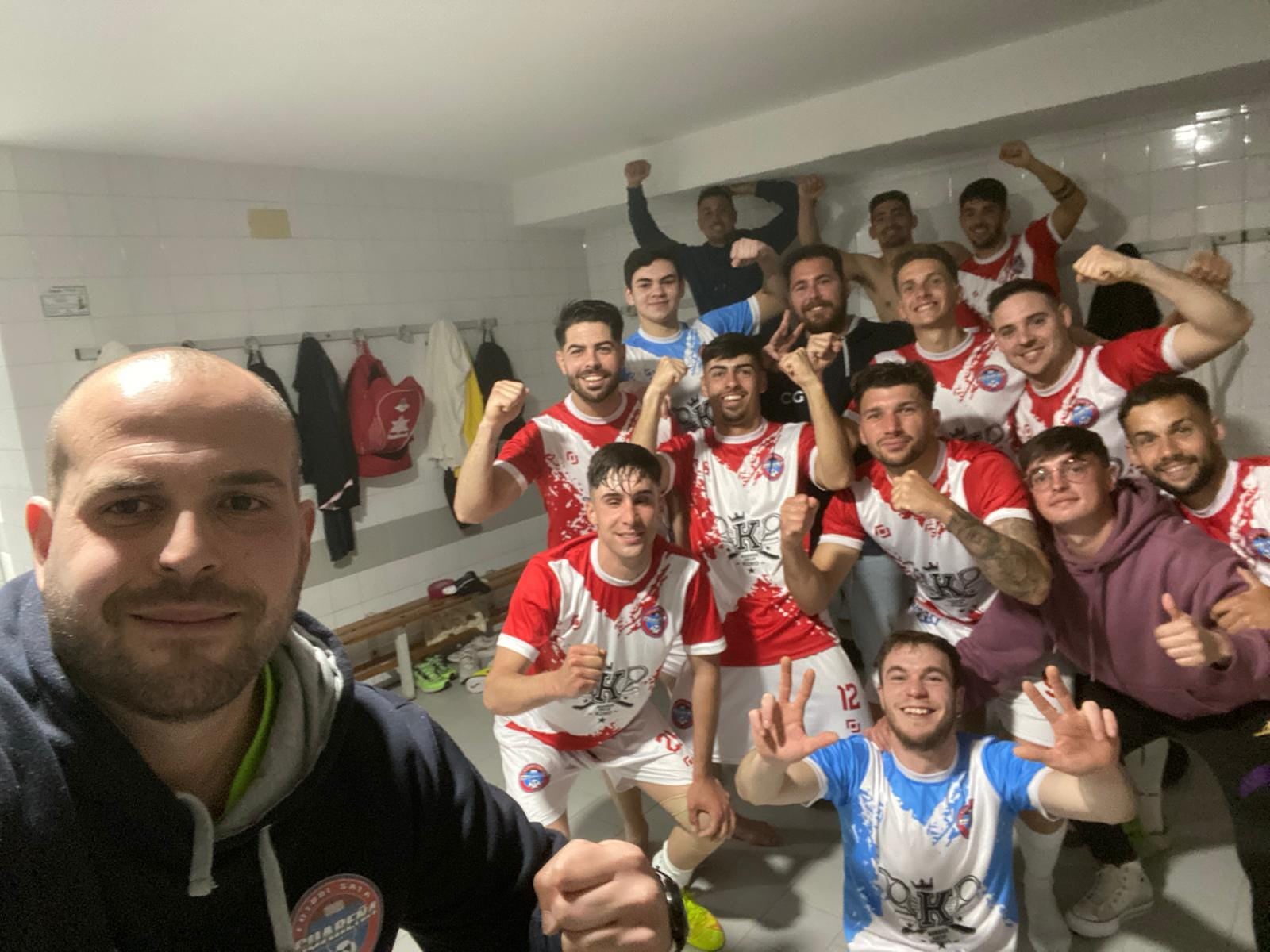 Mucha alegria en el vestuario local tras la victoria en el último segundo de partido.
