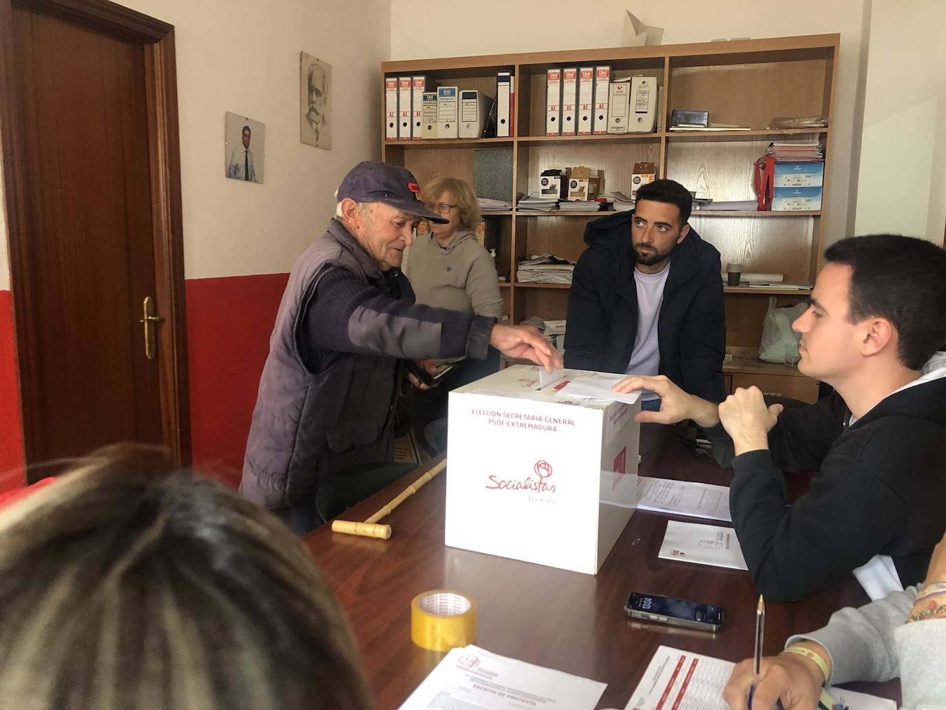 Un militante deposita su voto en la sede socialista de Guareña.
