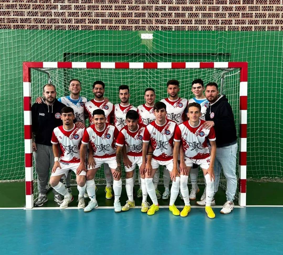 Foto familia del equipo y cuerpo técnico en el pabellón de Zahínos.