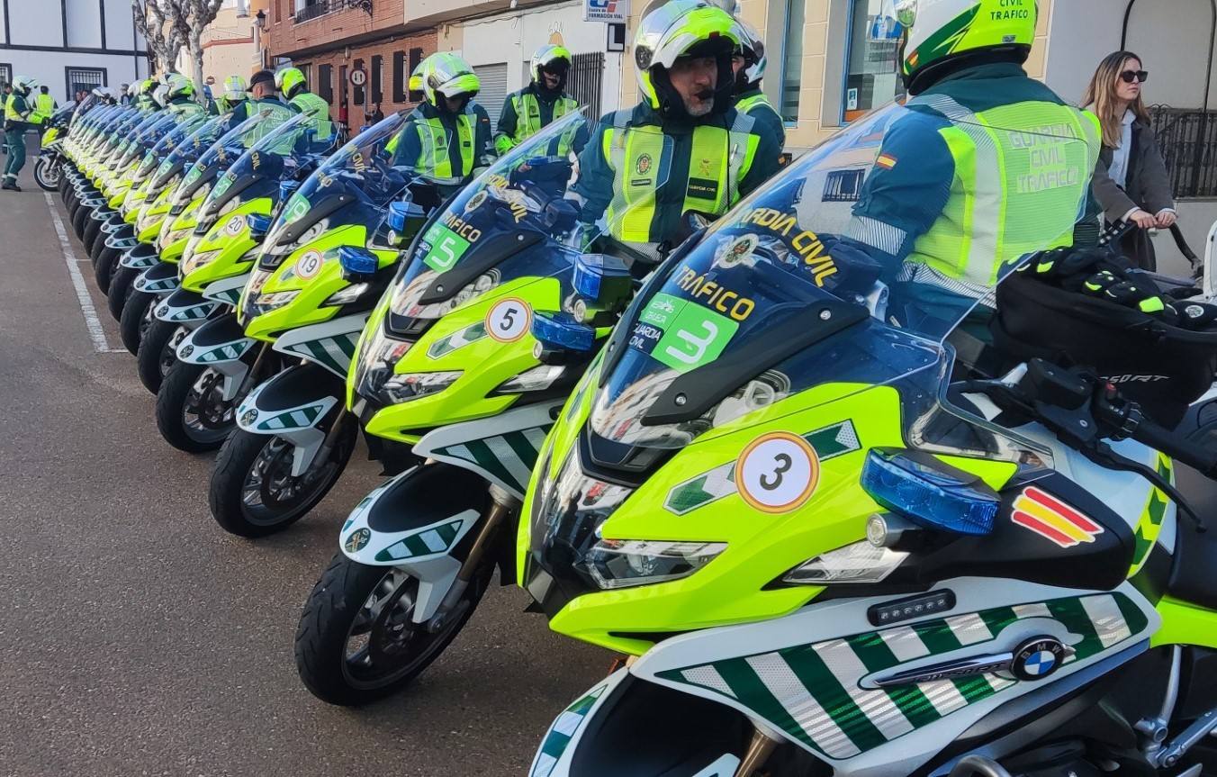 Gran dispositivo de seguridad de la Vuelta Ciclista a Extremadura aparcando sus motos en Castillejos.