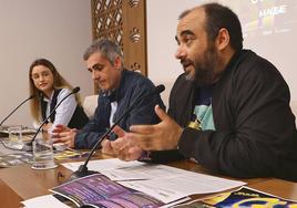 Fran Muñoz detallando ayer la programación entre el alcalde Abel González y la concejala de turismo Nazaret Acevedo.