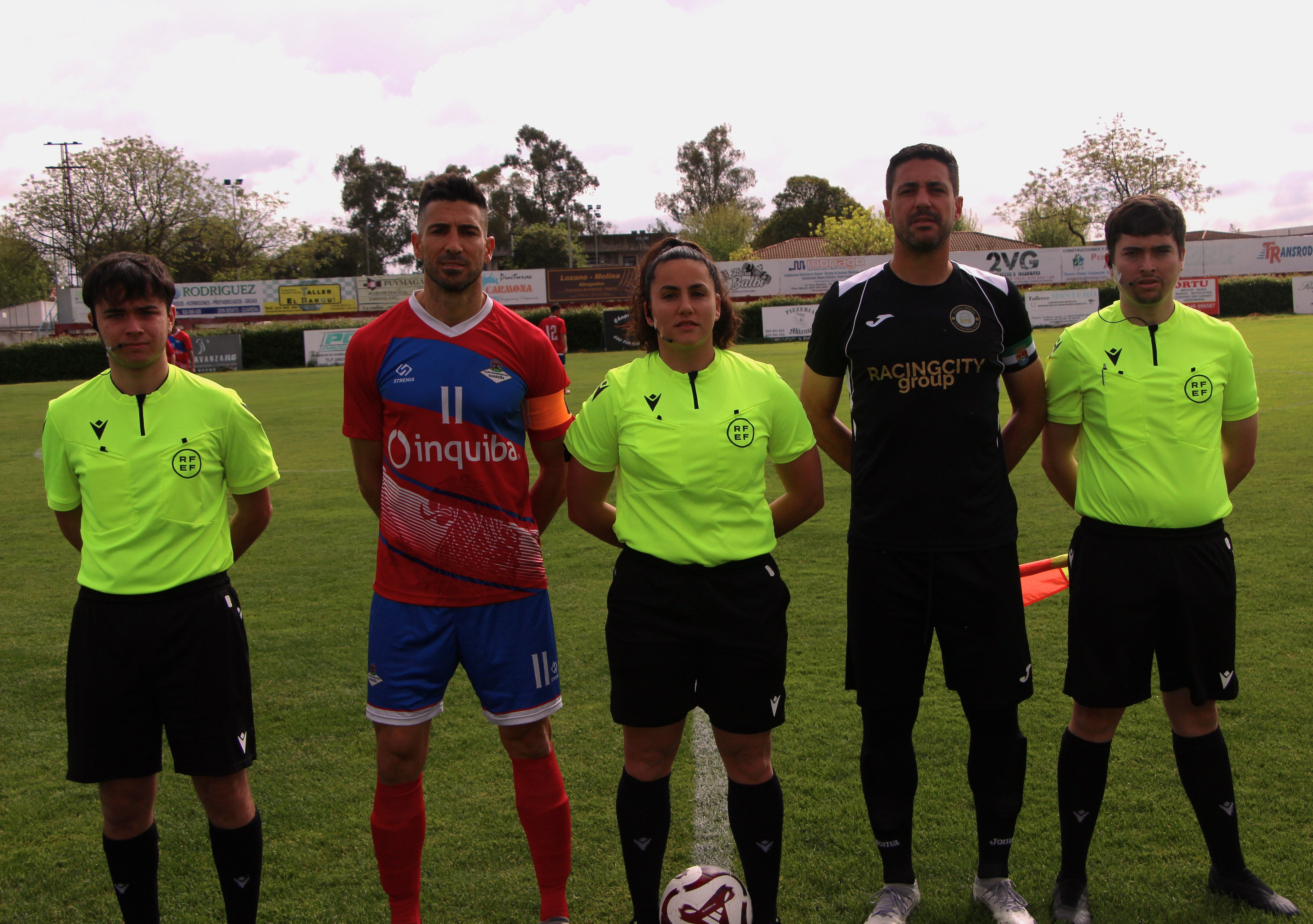 Trío arbitral y capitanes del Guareña y Mérida.