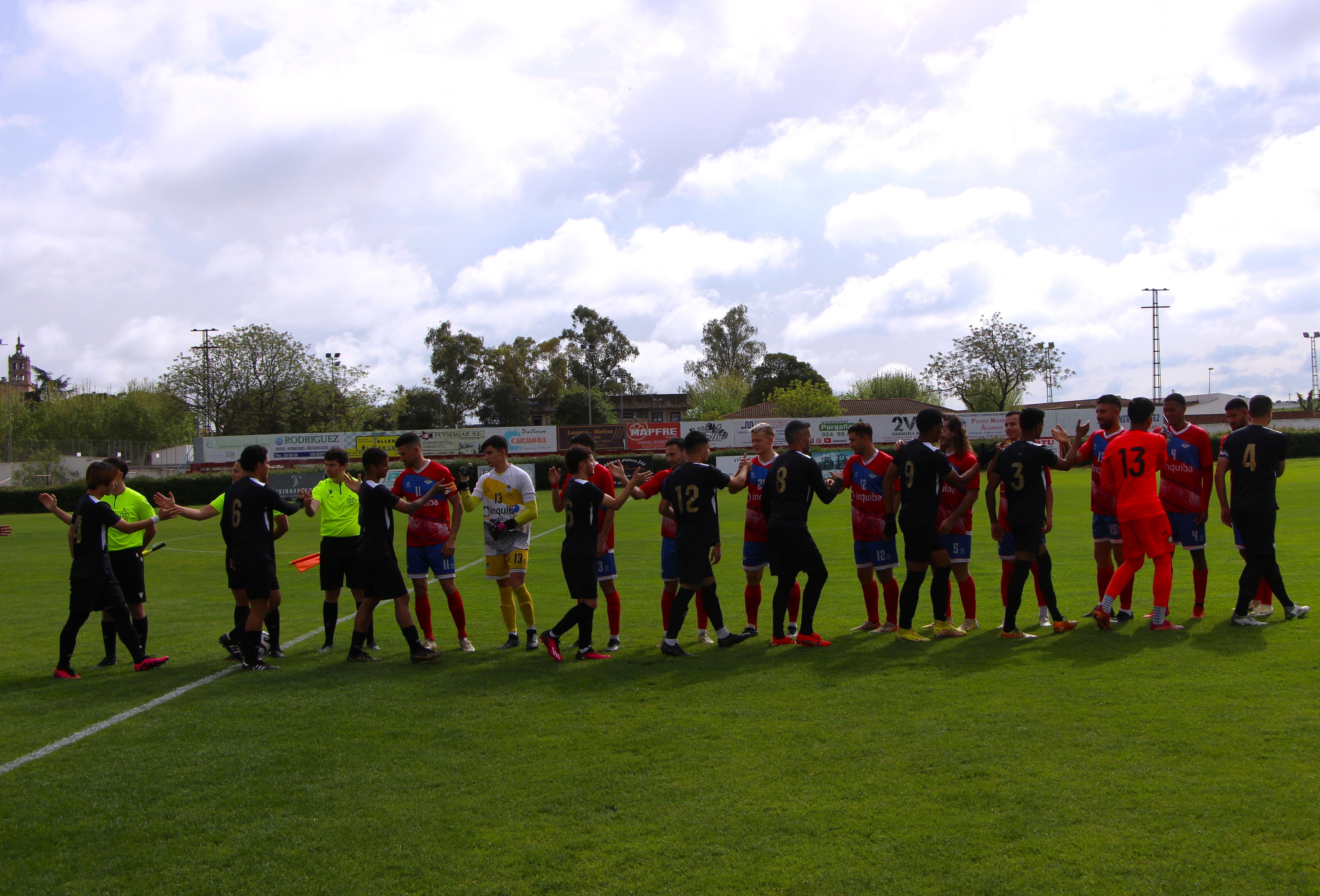 Momento del saludo de los dos equipos.