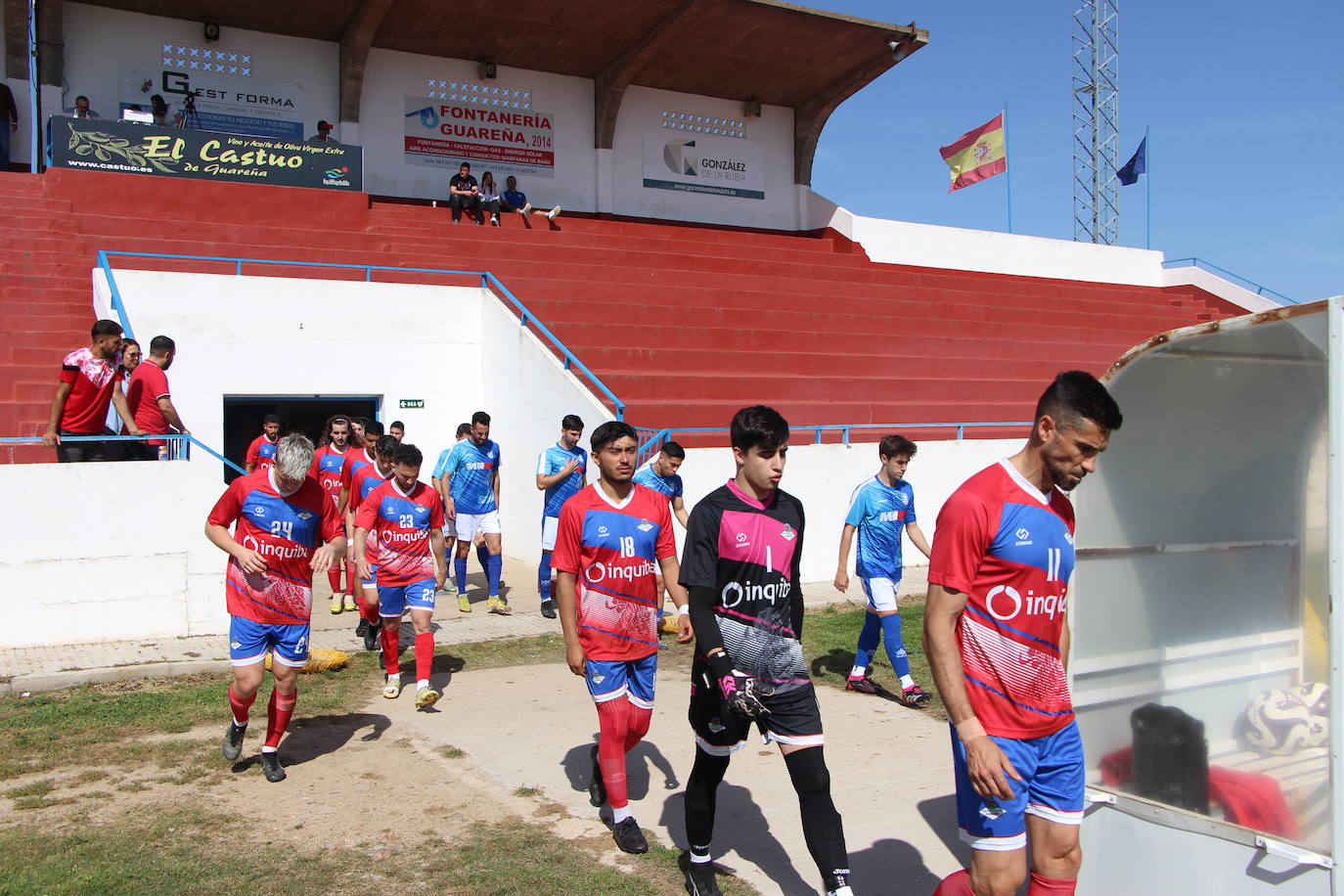 El Guareña saltando al terreno de juego.
