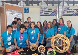 Foto de familia del grupo de la esfera autoportante con el profesor Antonio Palma al fondo.