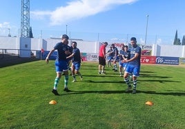 Momento del calentamiento del Guareña en el campo de fútbol del polideportivo municipal de Navalvillar de Pela.