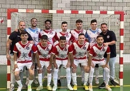 Foto de familia de la plantilla que se enfrentó ante el Villagarcía.