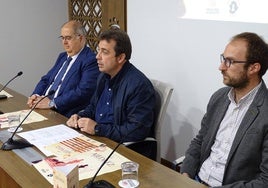 Manuel Candalija, director del área de cultura, deportes y juventud de Diputación de Badajoz, presentando el circuito de ajedrez, Pedro Guerrero, presidente de la federación extremeña de ajedrez en primer término, y al fondo el alcalde de Zafra, Juan Carlos Fernández.