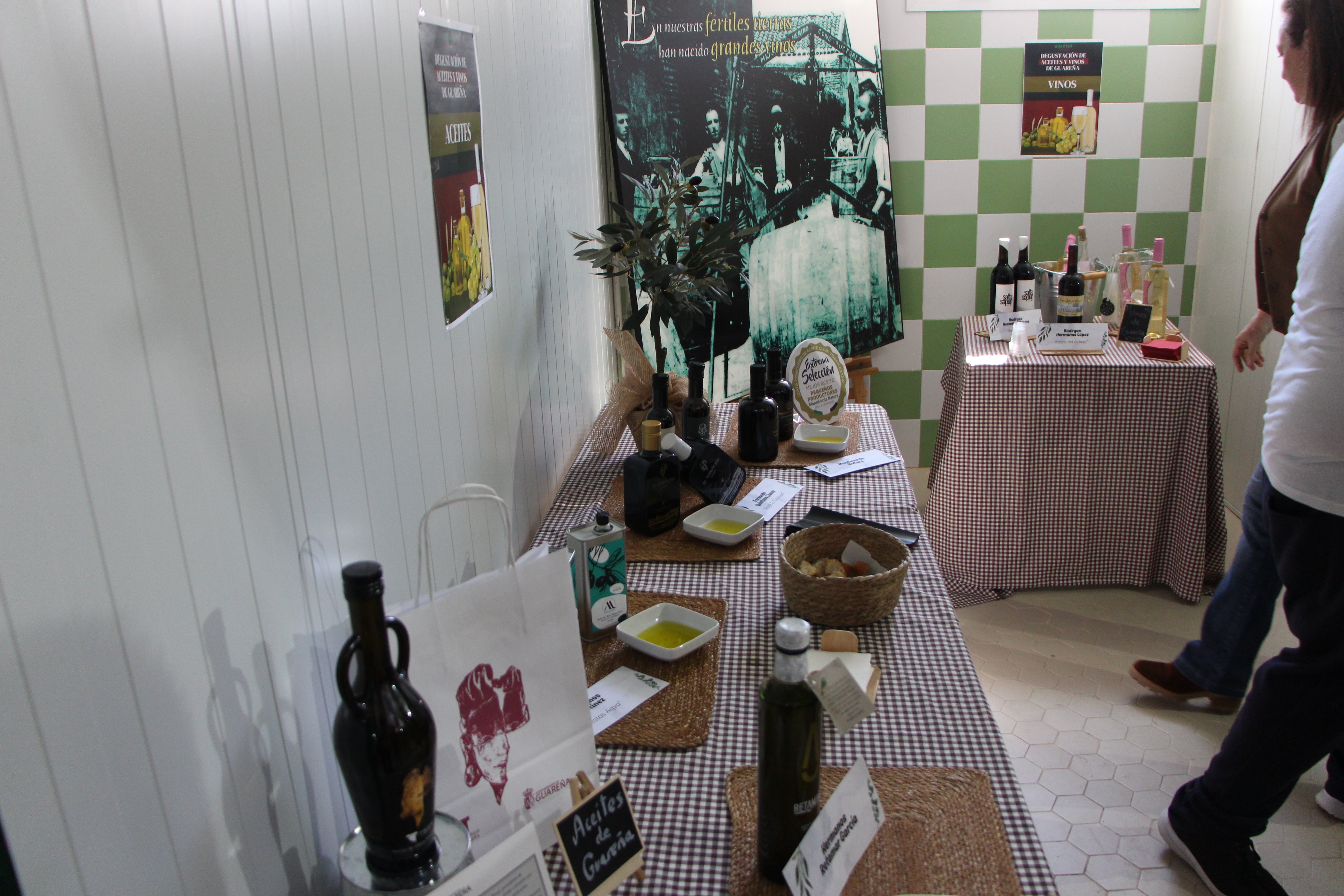 Muestra de aceites y vinos en el Mercado de Abastos.