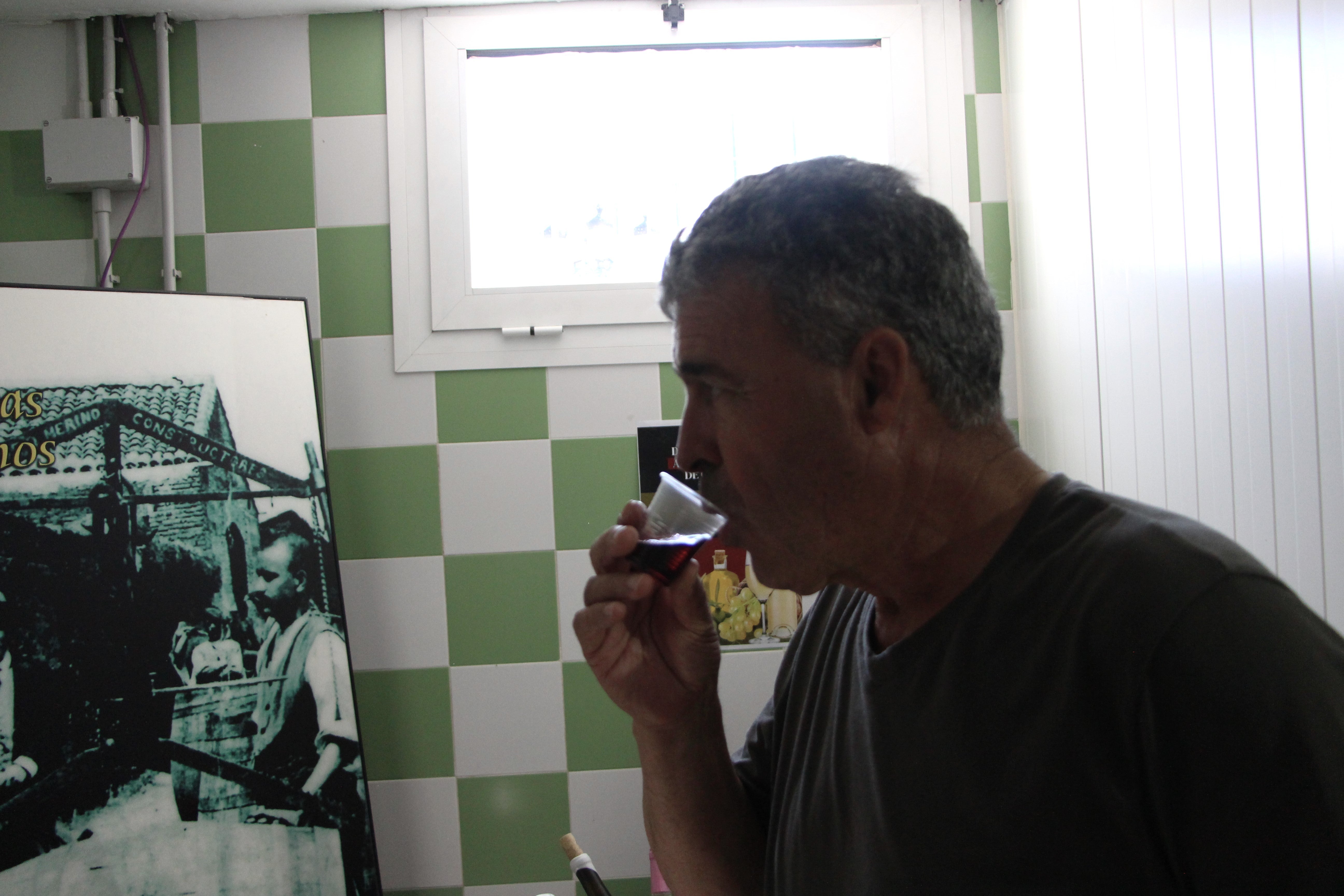 José Curado probando un vino de Guareña.
