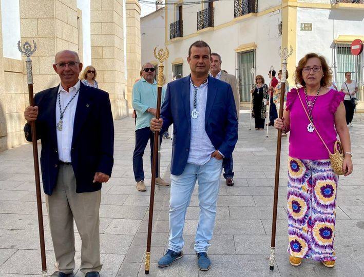 Representación de la Hermandad de San Isidro en una de las procesiones en el pueblo.