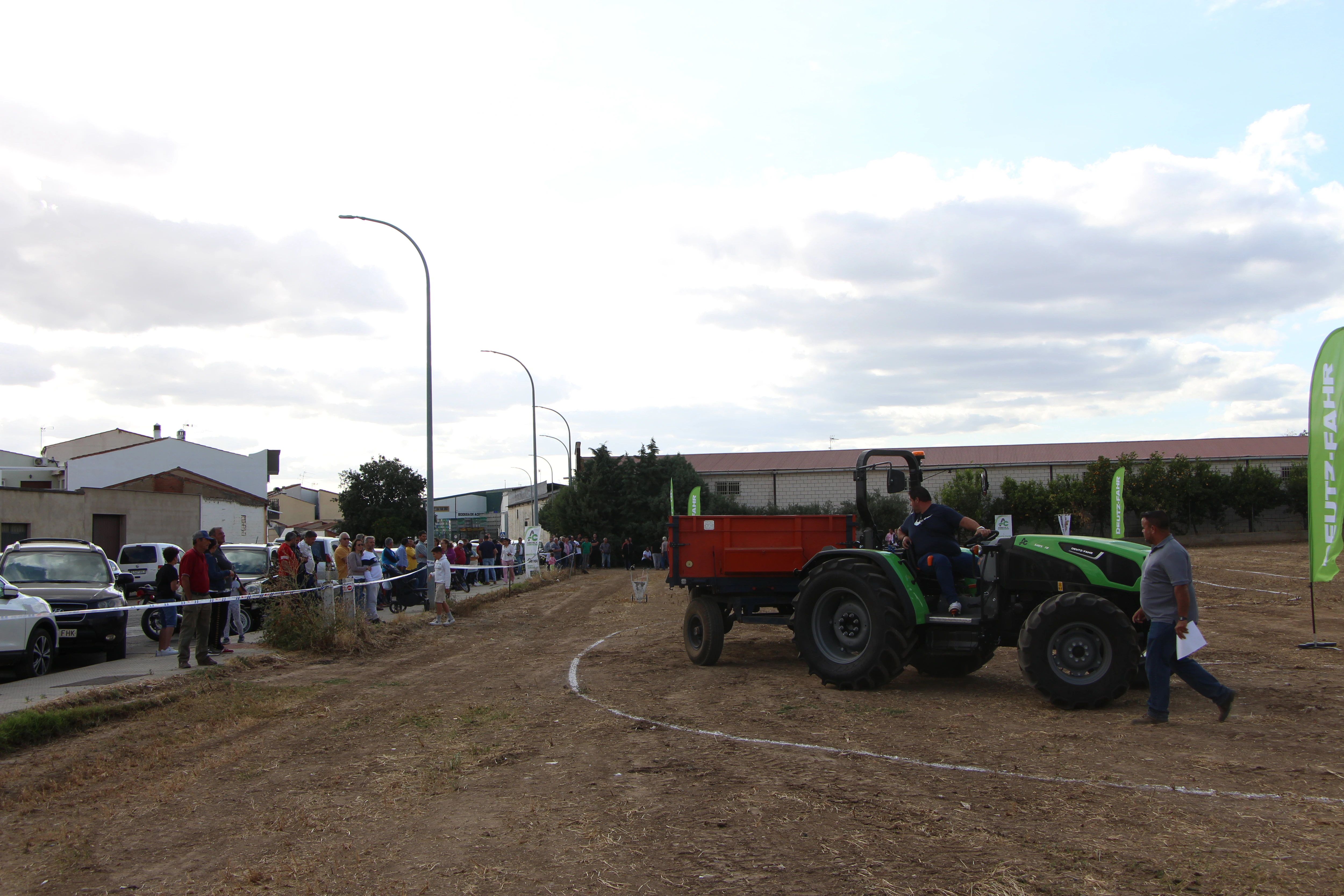 Espectadores atentos a las maniobras del tractorista participando en el concurso.