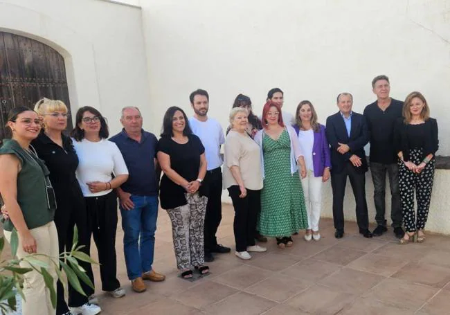 Foto de familia de la compañía 'Ifigenia' con concejales del Ayuntamiento de Guareña.