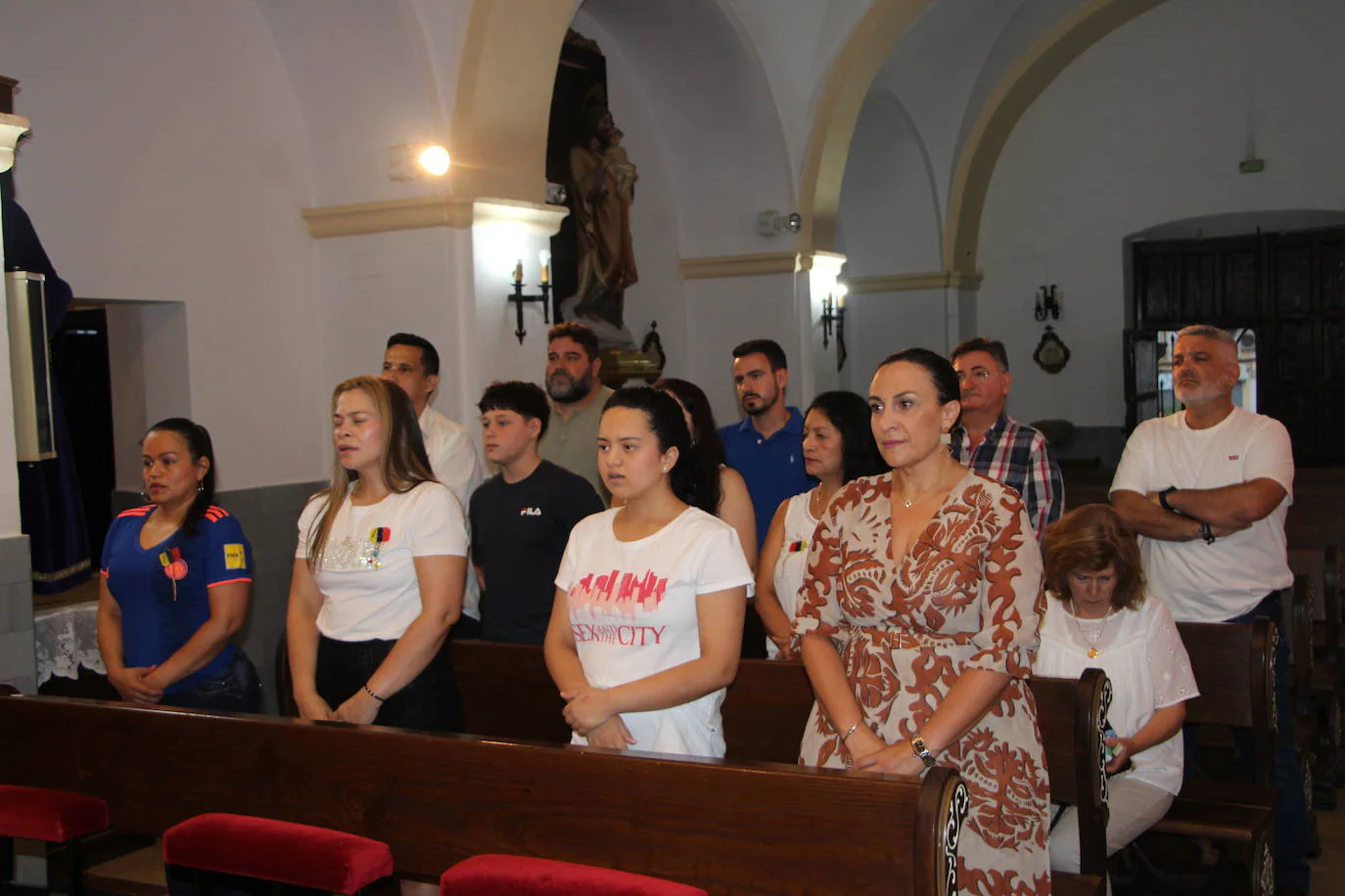 Inicio de la ceremonia religiosa y, seguidamente, se sumaron más personas.