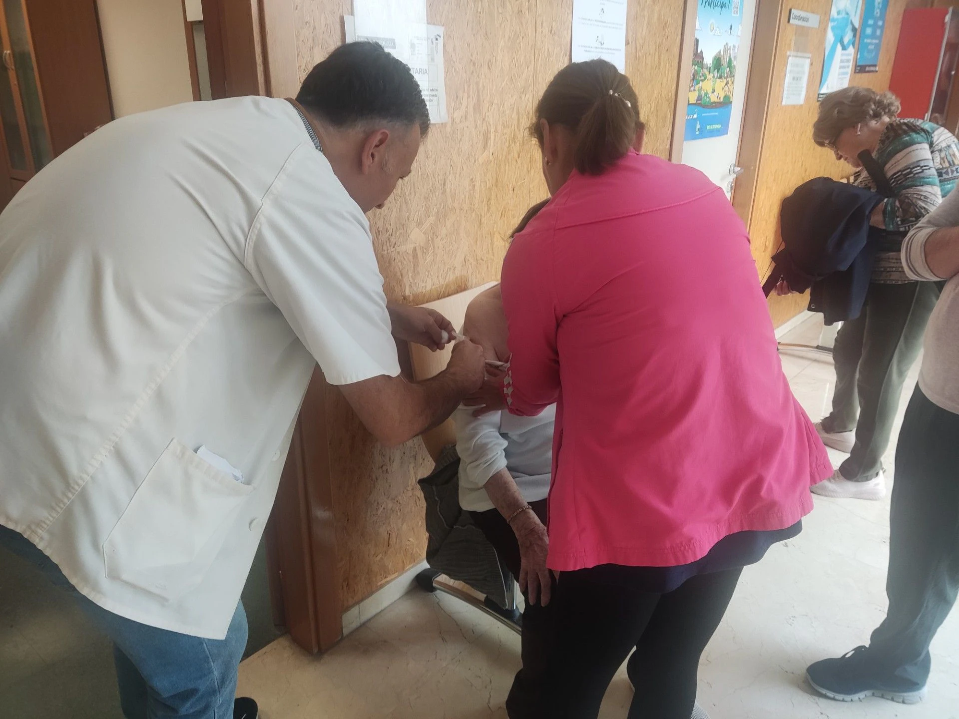 Mayores vacunándose contra la gripe y contra la covid ayer en el Centro de Salud de Guareña.