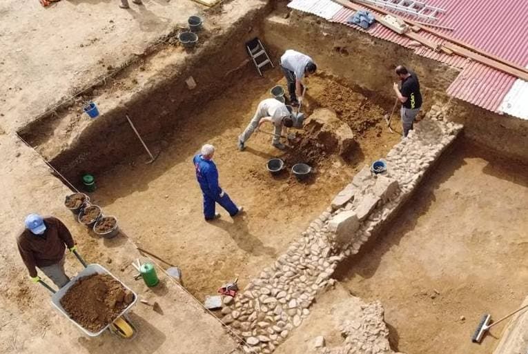 Trabajadores y arqueólogos trabajando en el yacimiento de Casas del Turuñuelo.