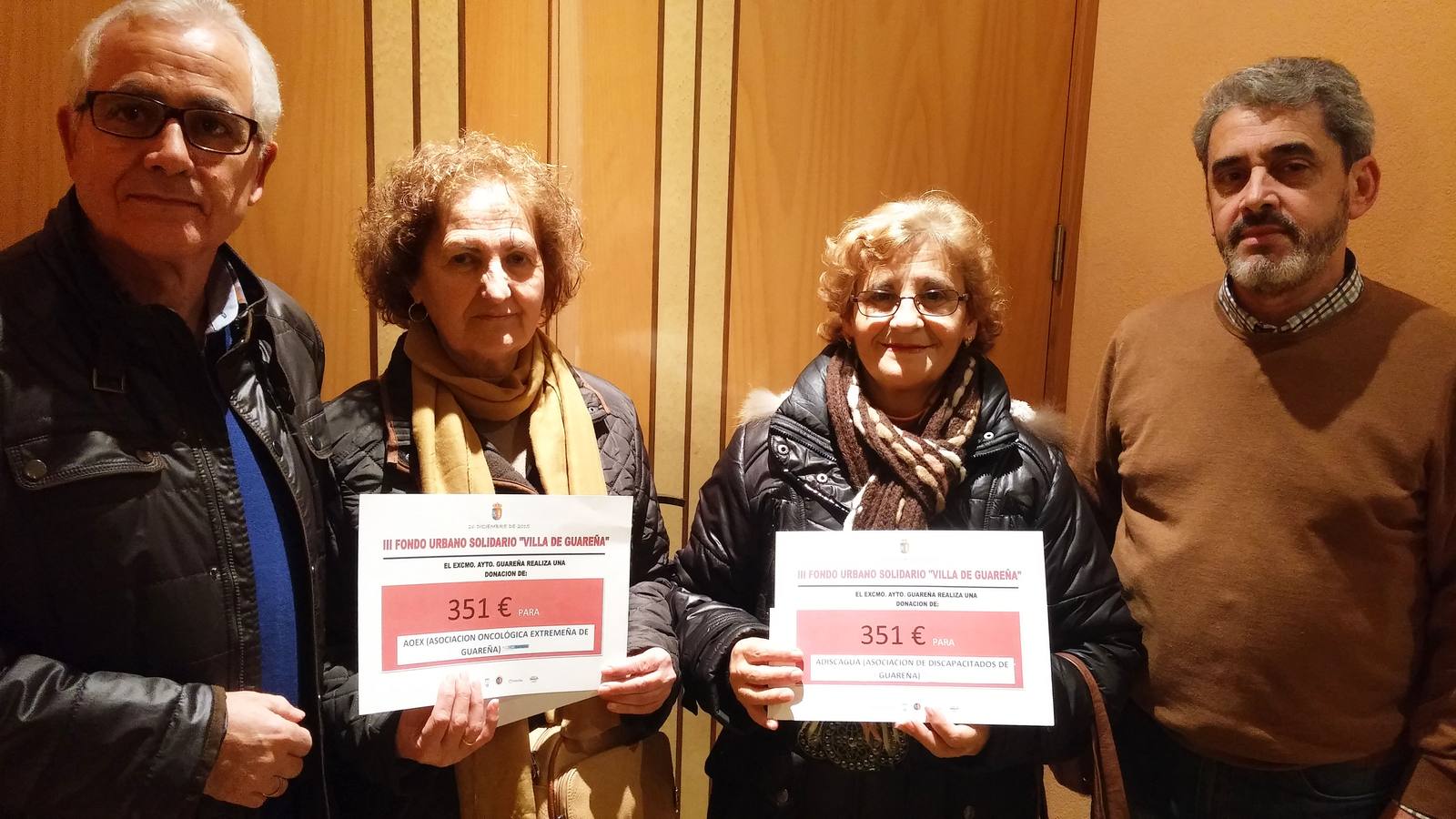 José Pérez y Tomasa Ramiro (AOEX), Eladia Díaz (Adiscagua), reciben del concejal de deportes, Juan José López, 702 € del Fondo Urbano Solidario "Villa de Guareña".