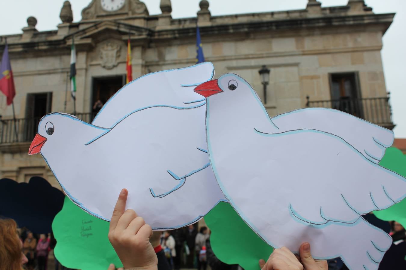 Cerca de 500 niños se juntan en la plaza de España unidos por la paz