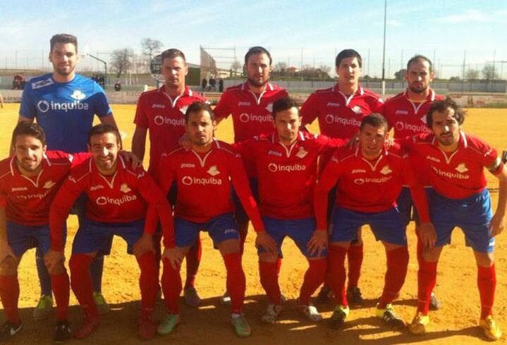 Equipo del Guareña sobre la tierra del municipal de Puebla de Sancho Pérez que ganó 1-3 al Belenense.