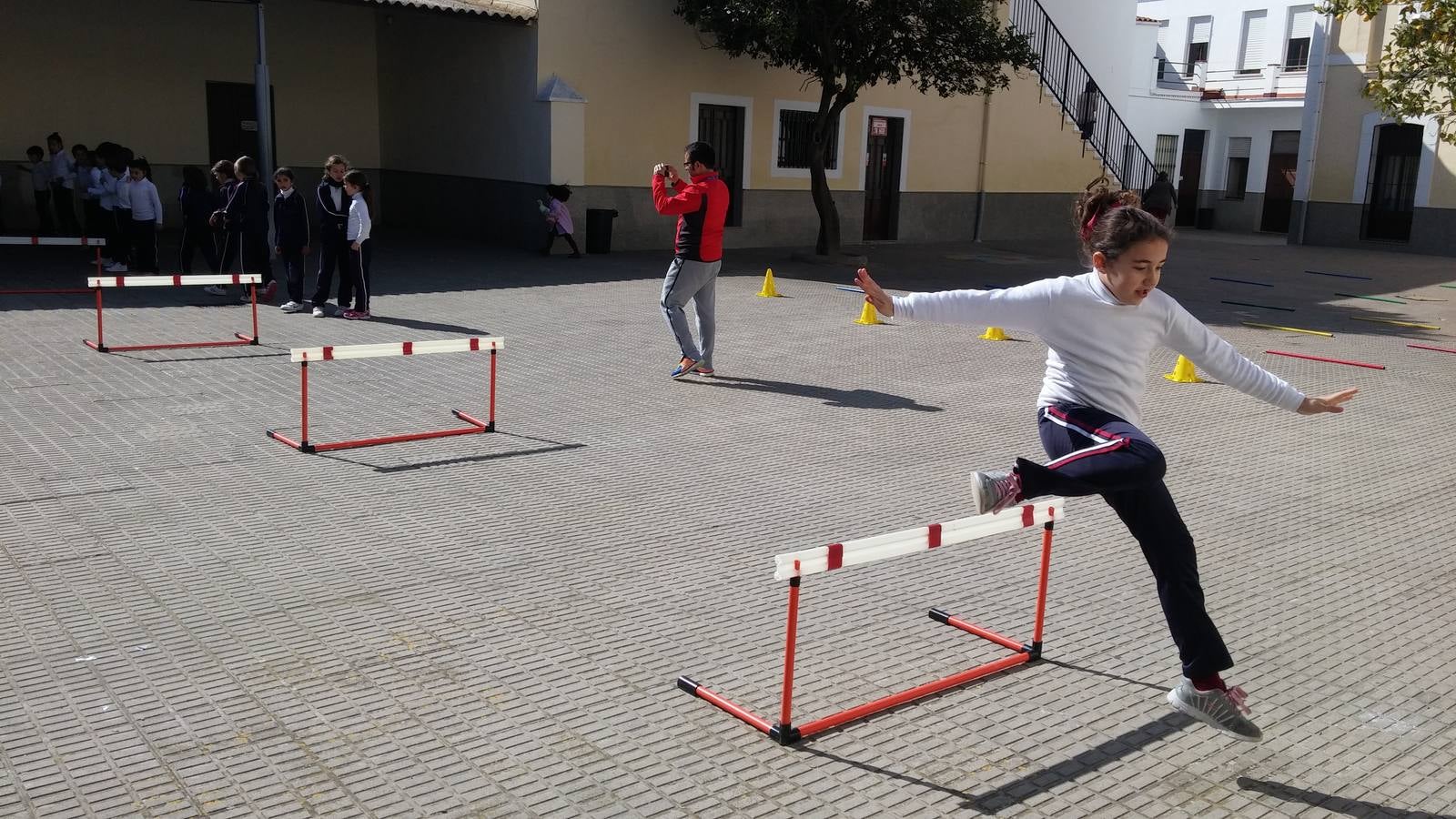 Los monitores deportivos municipales promocionan las miniolimpiadas