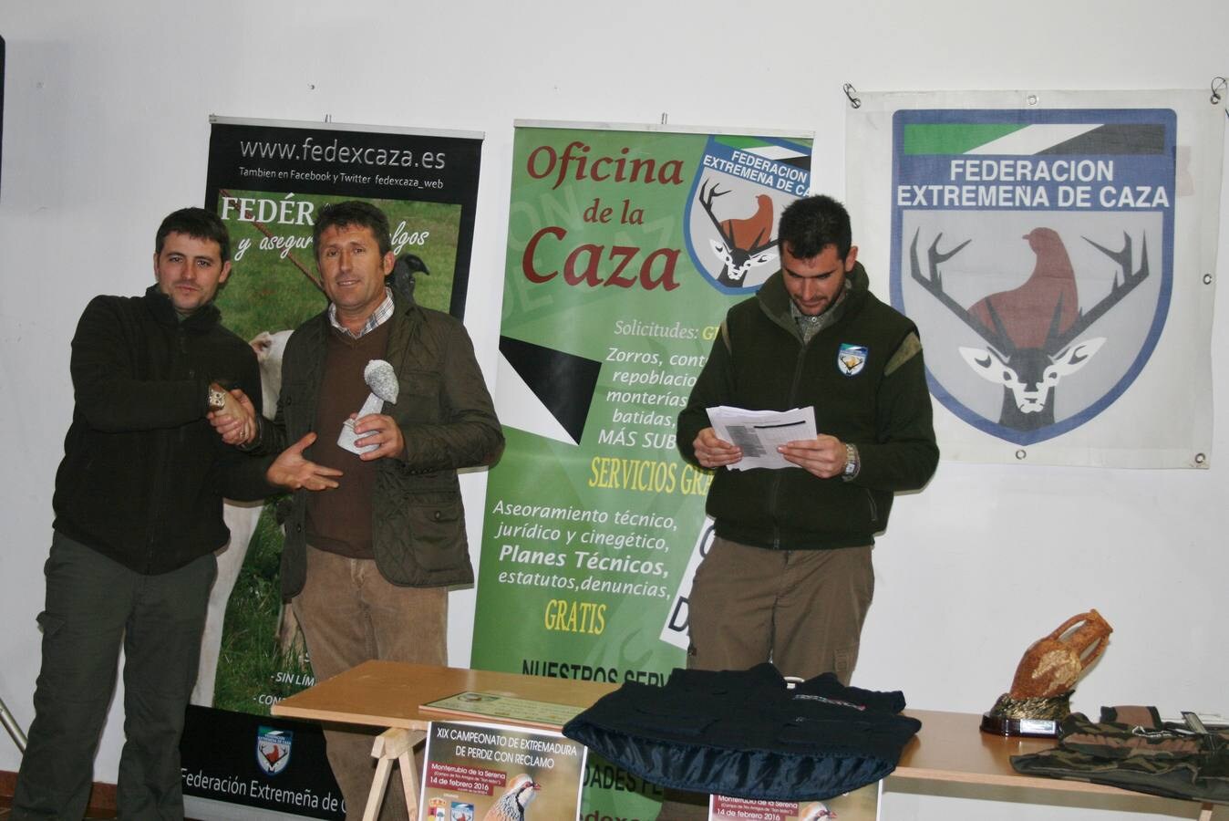 Jacinto Gutiérrez recibiendo el premio al subcampeonato de Extremadura.