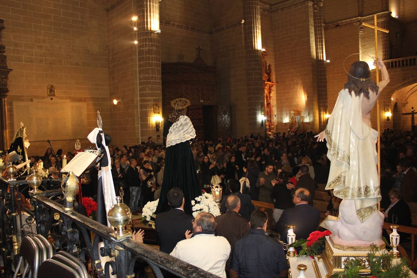 La lluvia hizo trasladar ‘Los Encuentros’ al interior de la iglesia