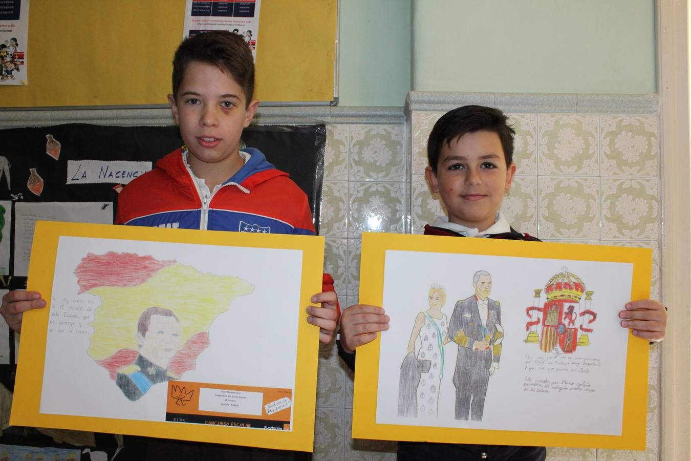 Pablo Morales y Mascos Castaño con sus respectivos trabajos sobre el Rey.