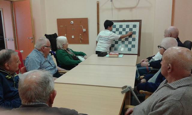 Alejandro López en un momento dando clases a los mayores.