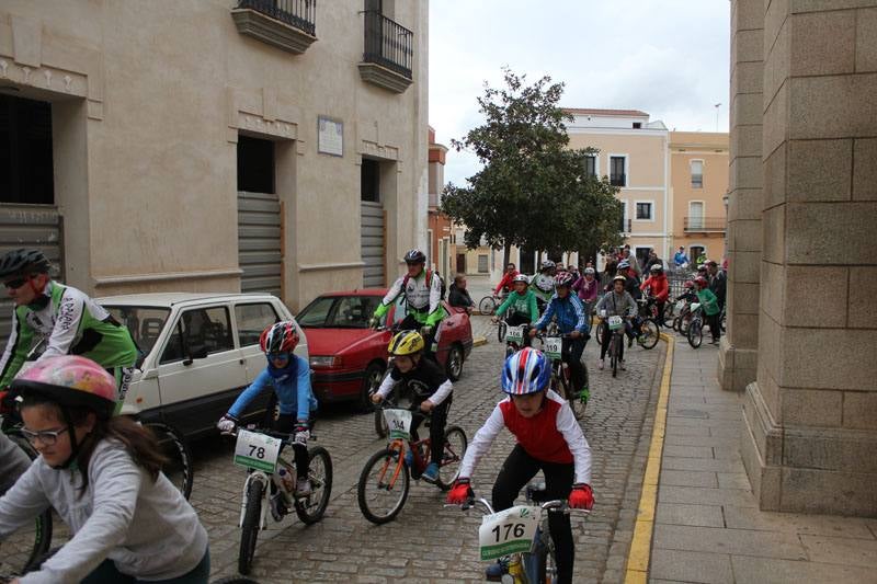 Convivencia de padres e hijos en el día de la bici