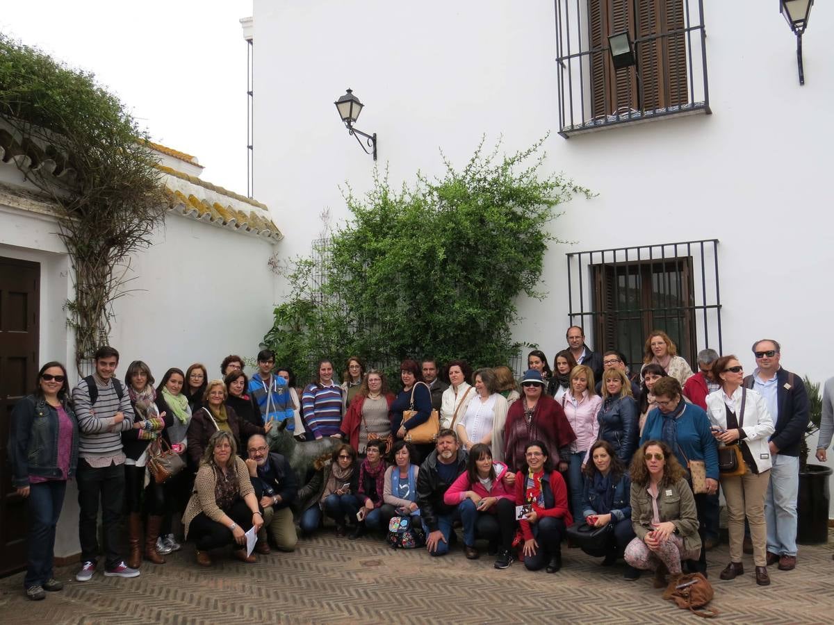Tres clubes de lectura de la localidad visitan Moguer