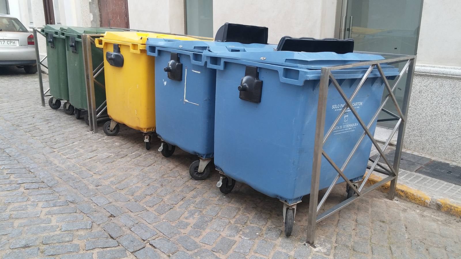 El Ayuntamiento instala protección a los contenedores de basura