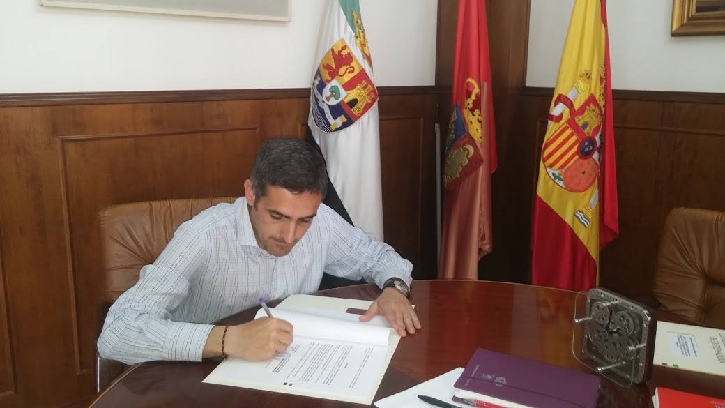 El alcalde Abel González firma el documento de cesión de la Cámara Agraria al Ayuntamiento.