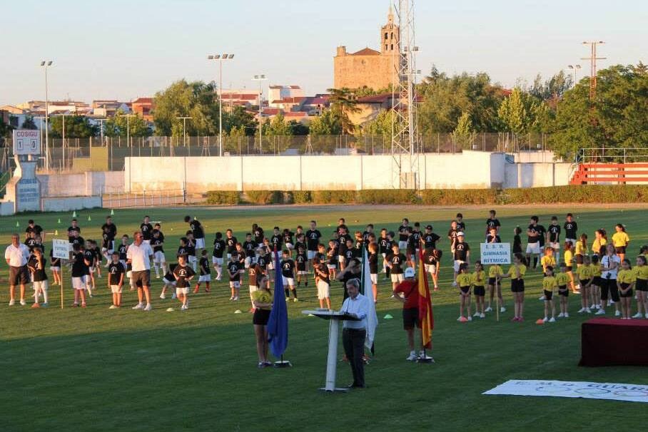 Momento del discurso del concejal de deportes el año pasado en la clausura de las escuelas deportivas municipales que volverá a repetirse el miércoles 15.