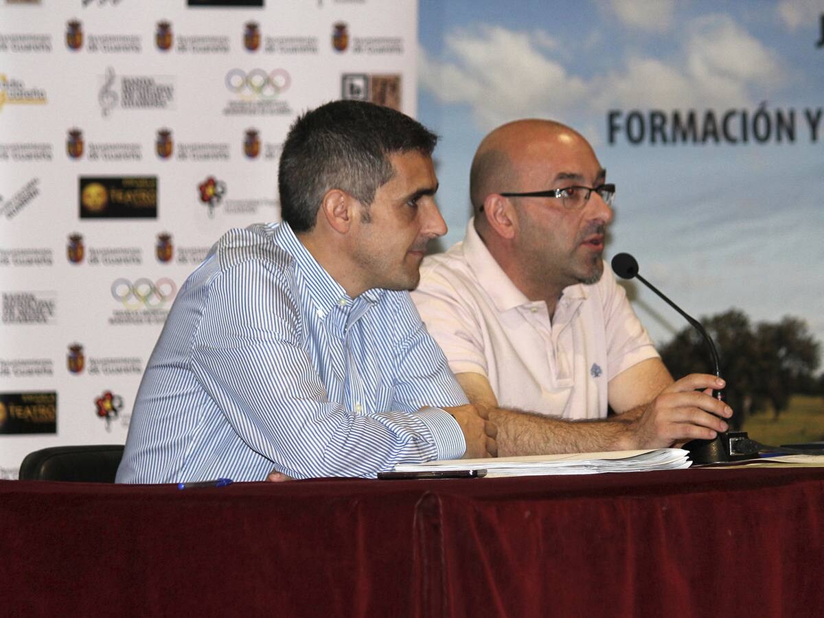 El alcalde de Guareña, Abel González, en el acto de inauguración de la sesión informativa sobre Proyectos Singulares de Economía Baja en Carbono, junto al diputado provincial Francisco Farrona.