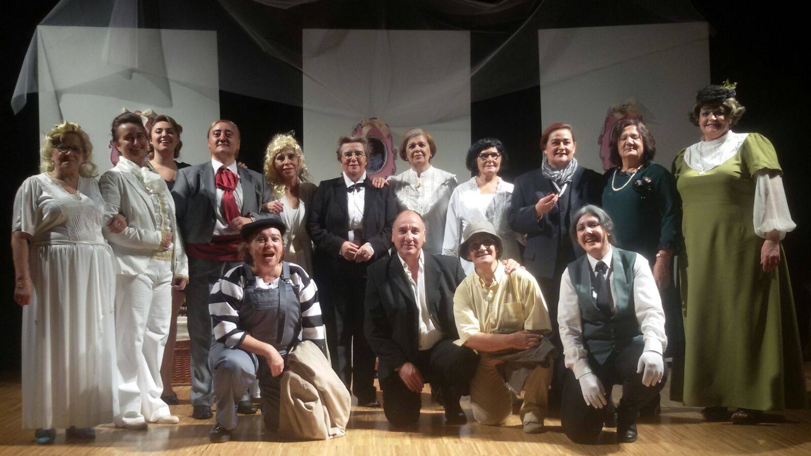 El grupo ‘Adelante’ hizo feliz al público con ‘Madre (el drama padre)’