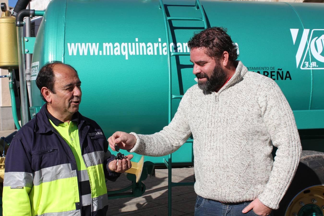 Juan Carlos Fernández entrega las llaves de un nuevo tractor y una furgoneta para obras y servicios municipales
