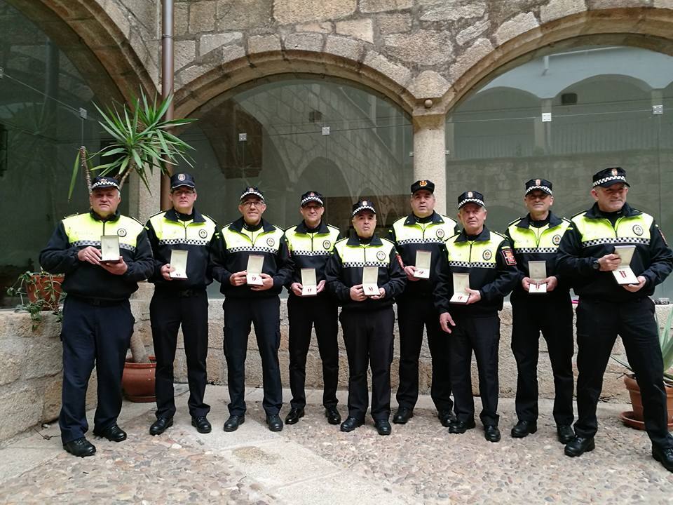 9 policías locales de Guareña son reconocidos por sus más de 20 y 30 años de servicio