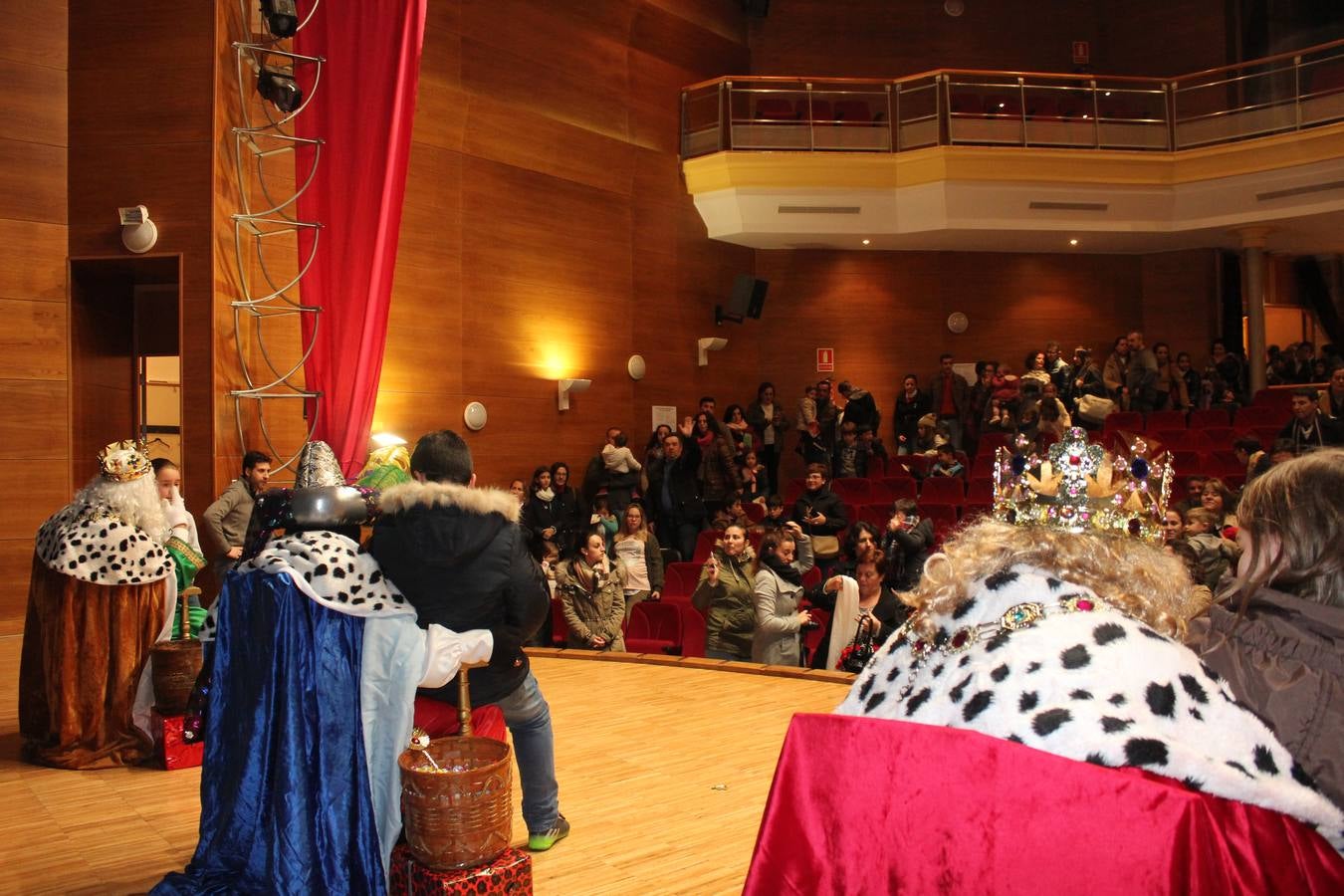 La ilusión reinó en la entrega de cartas a los Reyes Magos