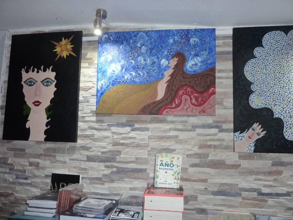 Detalle de las pinturas de Marisol Pita en la exposición de Cáceres.