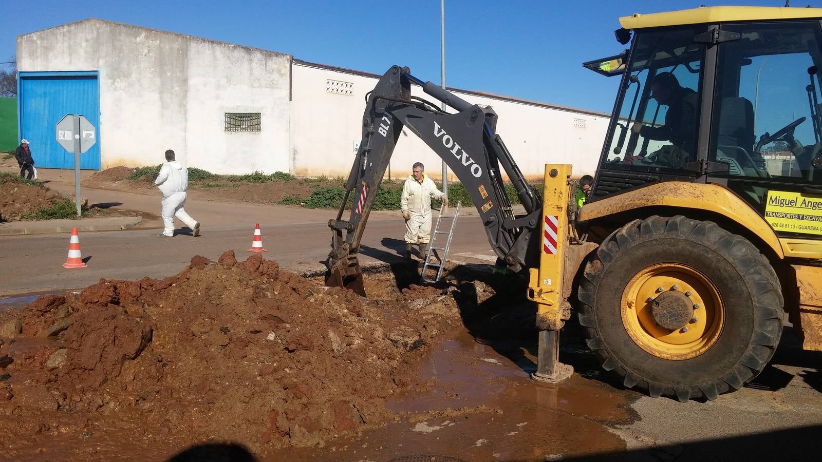 Una avería de agua en la carretera de Oliva de Mérida hará cortar la vía hasta su reparación