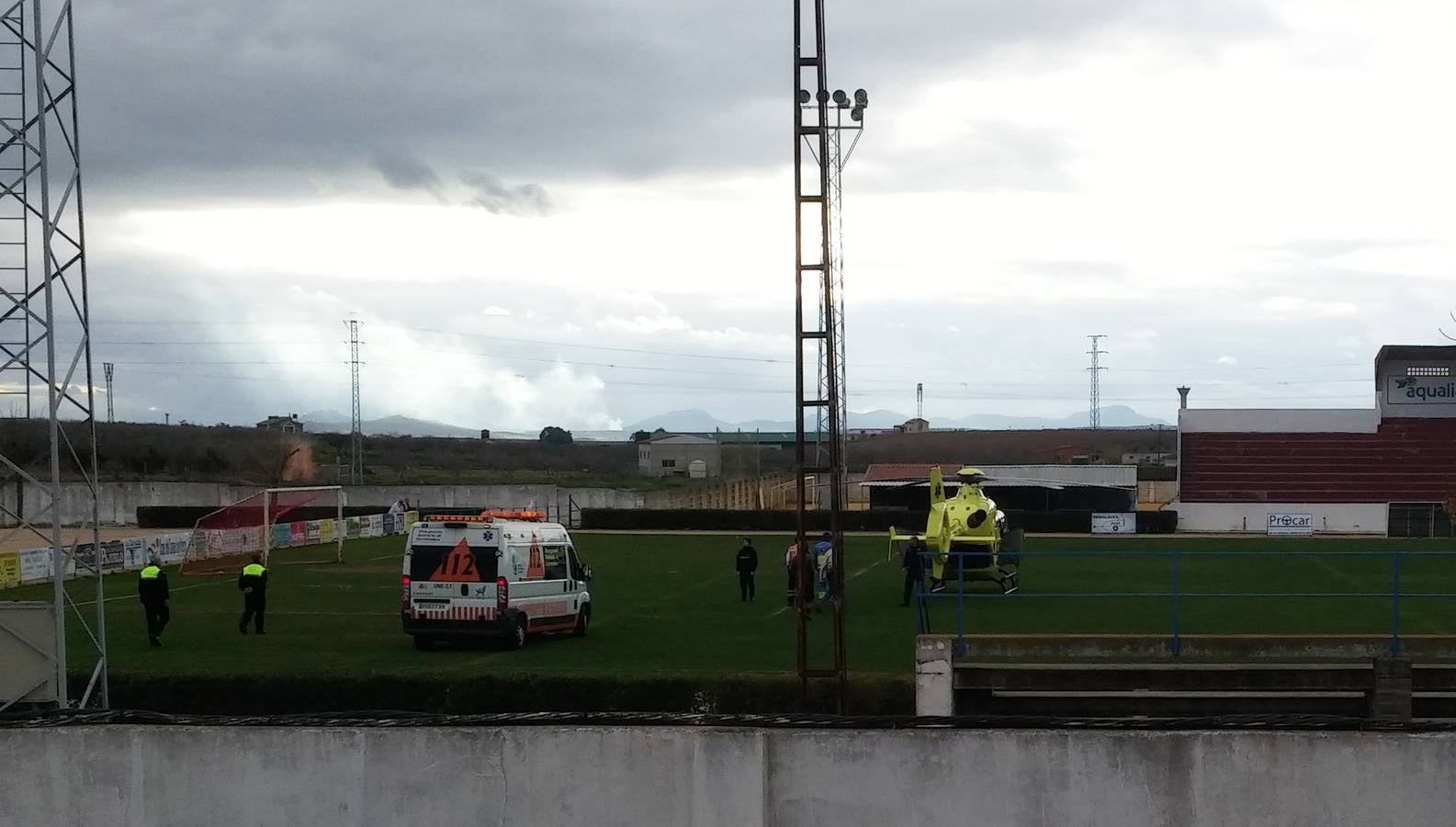 Un helicóptero del SES auxilia a una vecina en el campo municipal