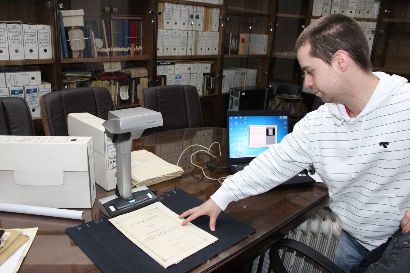 Crístofer López, en una demostración escaneando un documento para ser difitalizado.