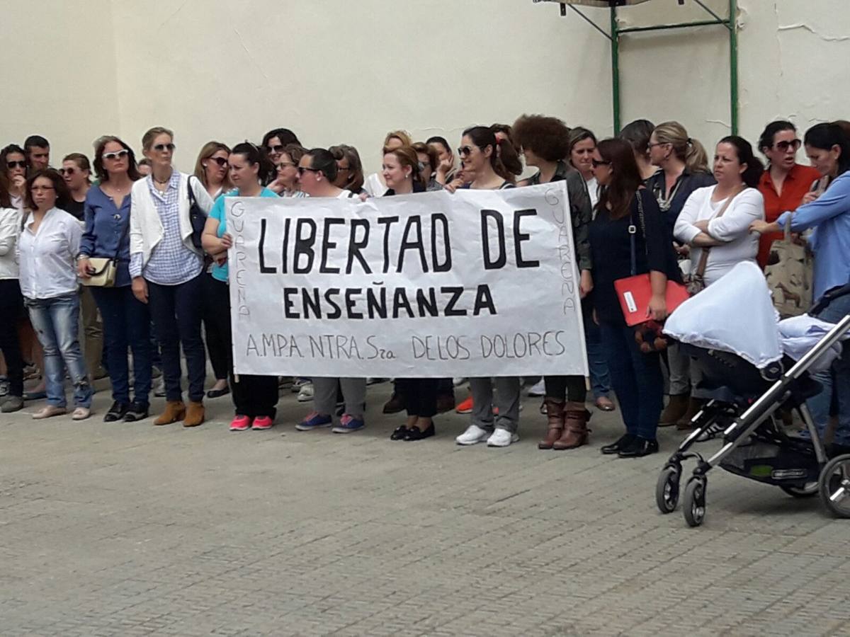 Docentes, alumnos, y tutores de 'Nuestra Señora de los Dolores' se movilizaron en defensa de la enseñanza concertada