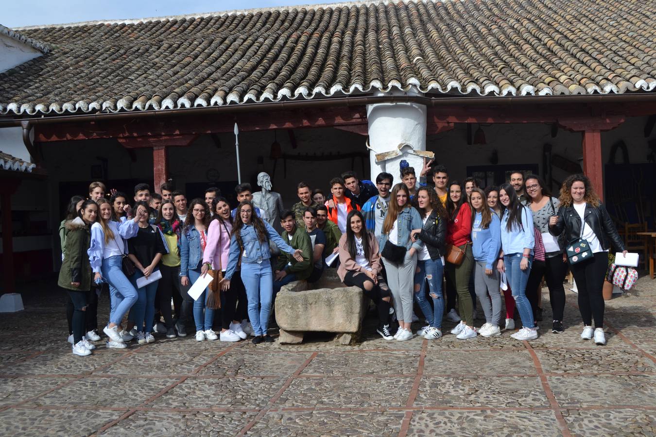 Alumnos y profesores del Instituto tras los pasos de don Quijote y Sancho Panza